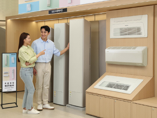 삼성전자 모델이 서울 대치동에 위치한 삼성스토어 대치점에서 2023년형 무풍에어컨을 다양한 혜택과 함께 구매할 수 있는 '무풍당당 에너지 페스타' 행사를 소개하고 있다. 삼성전자 제공